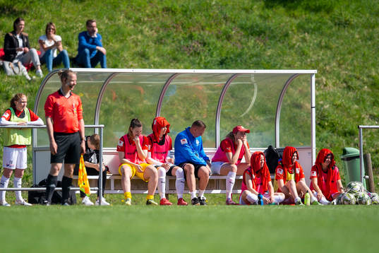 Borgebys spelarebänk sitter i solen