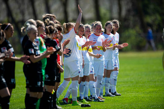Borgebys spelare gör entré till fotbollsmatchen i