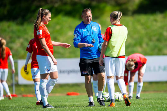 Borgebys assisterande tränare Anders Nilsson pratar med