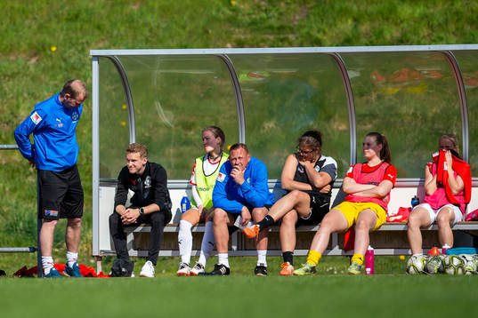 Borgebys tränare Patrik Persson och spelarbänken deppar
