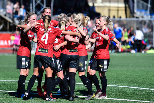 Limhamn Bunkeflos Sophie Sundqvist jublar med lagkamrater