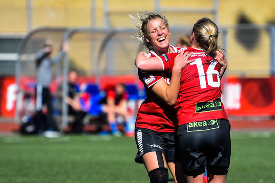 Limhamn Bunkeflos Sophie Sundqvist jublar med lagkamrater