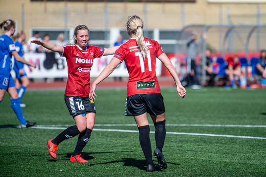 Limhamn Bunkeflos Elina Lenir och Sophie Sundqvist jublar