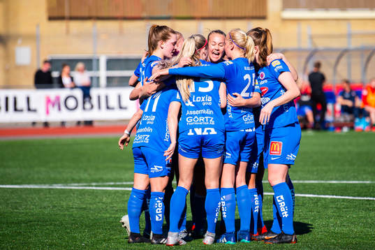 Örebros Addison Steiner  jublar med lagkamrater