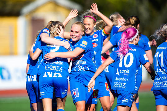 Örebros Sara Lilja Vidlund jublar med lagkamrater