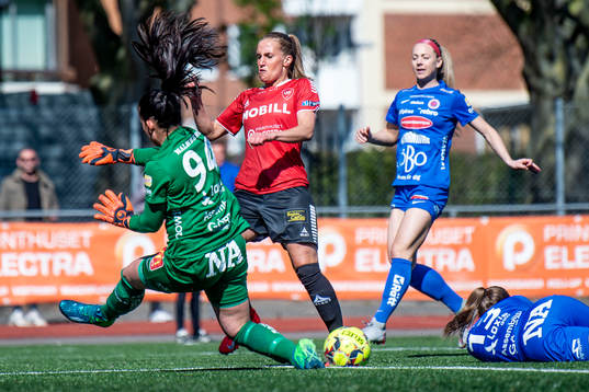 Limhamn Bunkeflos Hanna Persson mot Örebros målvakt Nora