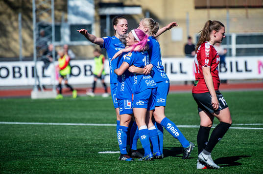 Örebros Addison Steiner jublar med lagkamraterna