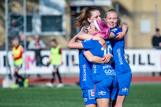 Örebros Addison Steiner jublar med lagkamraterna