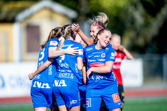 Örebros Sara Lilja Vidlund jublar med lagkamraterna