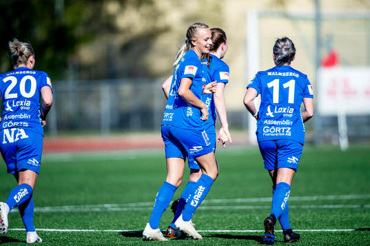 Örebros Sara Lilja Vidlund jublar med lagkamraterna