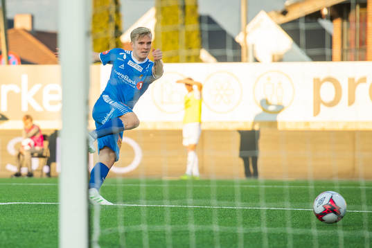 Mikael Nord Ingebrigtsen of Tromsø with a shoot outside