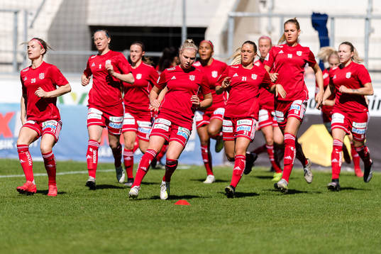 Piteås spelare värmer upp före fotbollsmatchen i