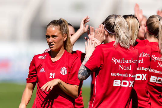 Piteås Ronja Aronsson värmer upp före fotbollsmatchen i