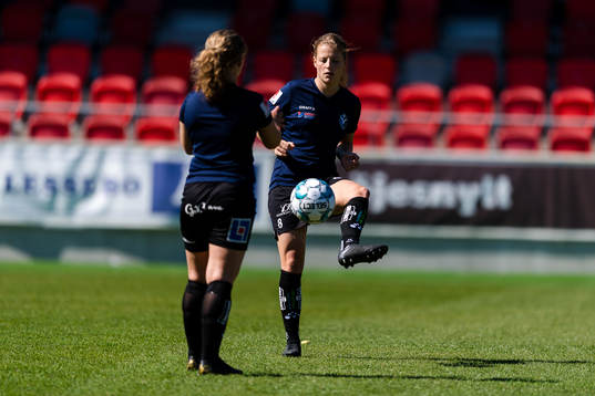 Växjös Anna Anvegård värmer upp före fotbollsmatchen i