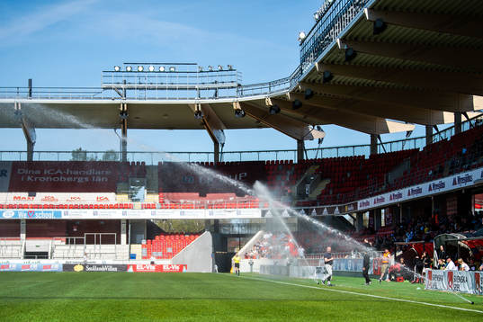 En vattenspridare sprutar vatten