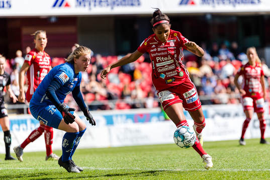 Piteås Madelen Janogy oroar framför Växjös målvakt Moa