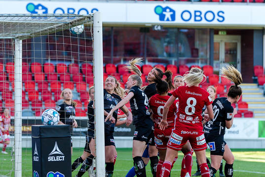 Piteås spelare nickar i ribban