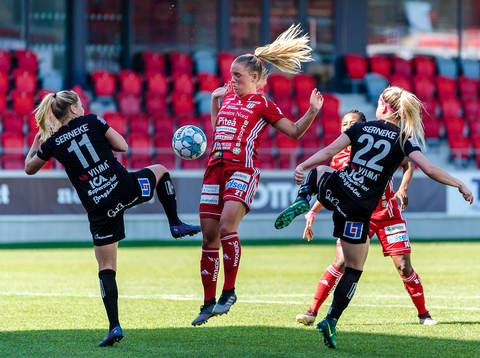 Piteås Ronja Aronsson mellan Växjös Emmi Alanen  och
