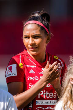 Piteås Madelen Janogy före fotbollsmatchen i