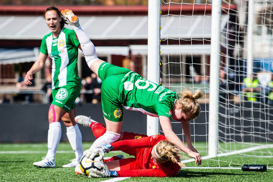 Hammarbys Emilia Larsson faller över målvakt Jonna