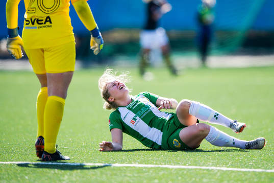 Hammarbys Emilia Larsson har ont