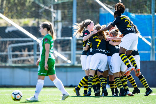 s Elsa Törnblom jublar med lagkamrater