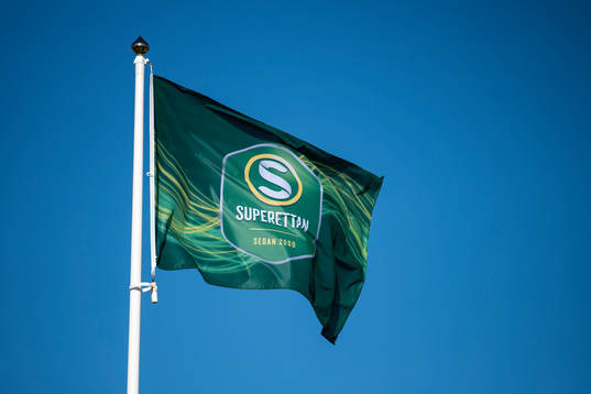 En flagga med Superettans logo
