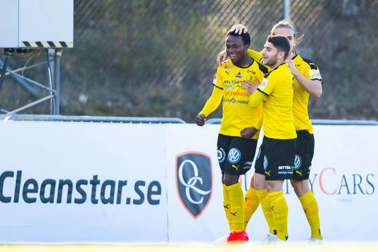 Frejs Abdul Halik Hudu (t v) jublar med Andre Alsanati