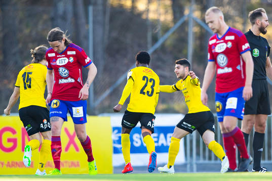 Frejs Abdul Halik Hudu jublar med lagkamrater