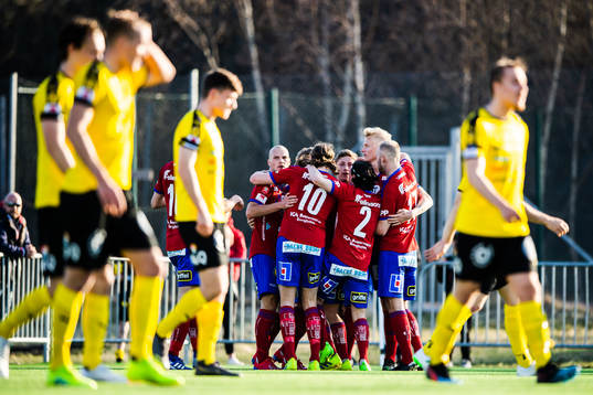 Östers Carl Johansson  jublar med lagkamrater