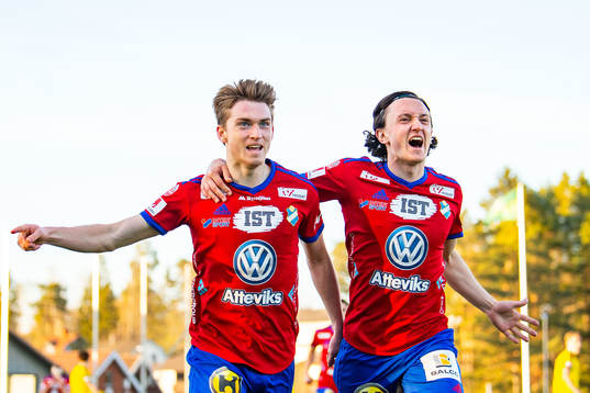 Östers Carl Johansson jublar med Mattias Pavic