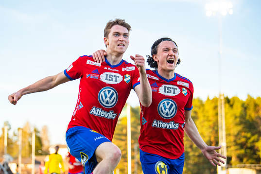 Östers Carl Johansson jublar med Mattias Pavic