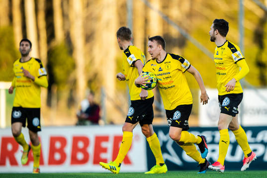 Frejs Melvin Fritzhell jublar med lagkamrater