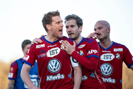 Östers Stefan Karlsson i diskussion med supportrar