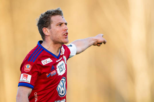 Östers Stefan Karlsson i diskussion med supportrar