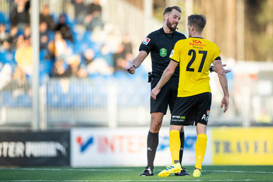 Domare Andreas Johansson i en diskussion med Frejs Kim
