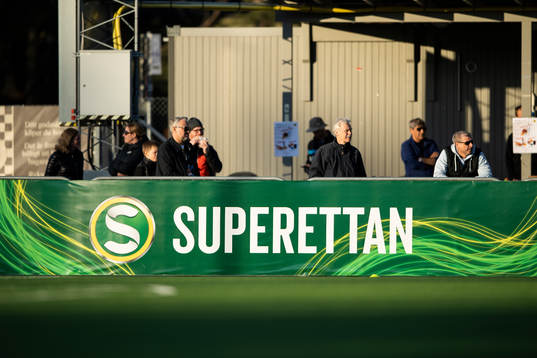 En skylt med Superettans logotyp