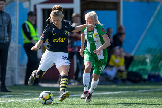 s Therese Simonsson och Hammarbys Astrid Larsson