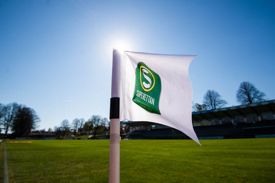En hörnflagga med superettans logotyp