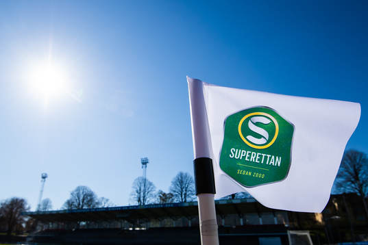 En hörnflagga med superettans logotyp