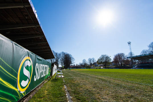 En skylt med superettans logotyp
