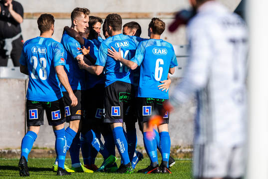 Halmstads Thomas Boakye med lagkamrater jublar