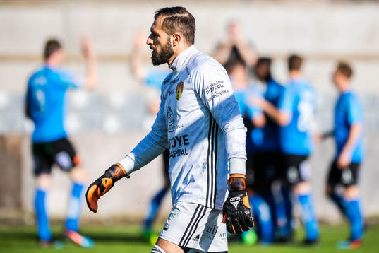 Syrianskas målvakt Dejan Garaca deppar