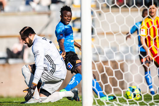Halmstads Thomas Boakye gör 1-0 bakom Syrianskas målvakt