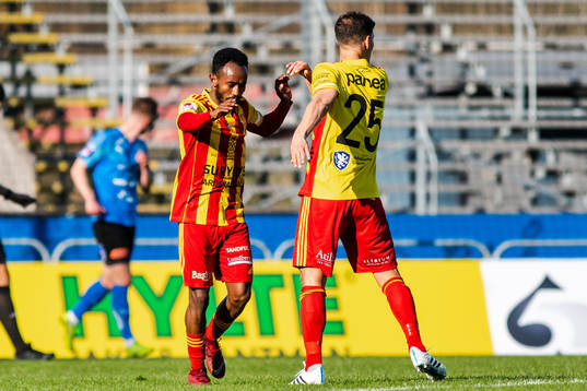 Syrianskas Beneyam Belye Demte och Mauricio Albornoz jublar