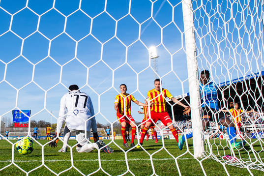 Halmstads Thomas Boakye gör 1-0 bakom Syrianskas målvakt