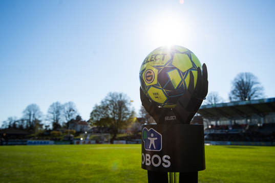 En bollhållare med matchbollen i