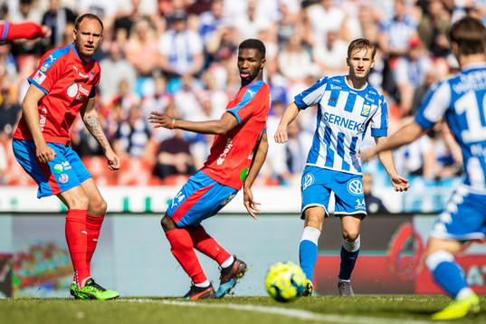 Helsingborgs Andreas Granqvist och Mohammed Abubakari mot