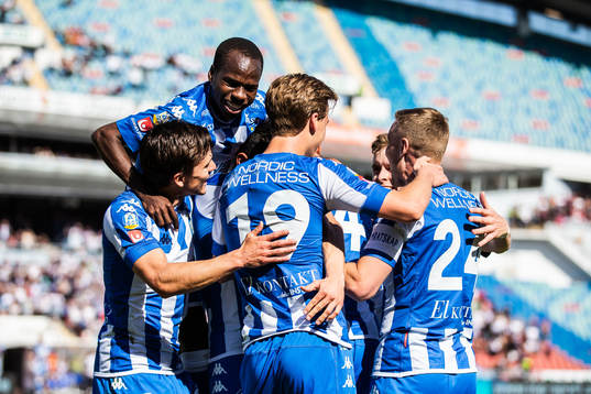 IFK Göteborgs Carl Starfelt jublar August Erlingmark och
