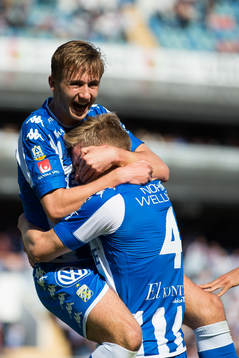 IFK Göteborgs Carl Starfelt omfamnas av Benjamin Nygren